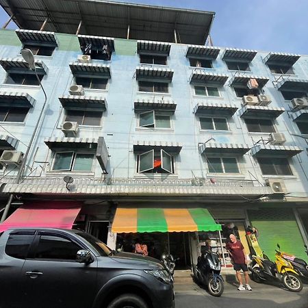 Oyo 75494 President Apartment Pattaya Eksteriør billede