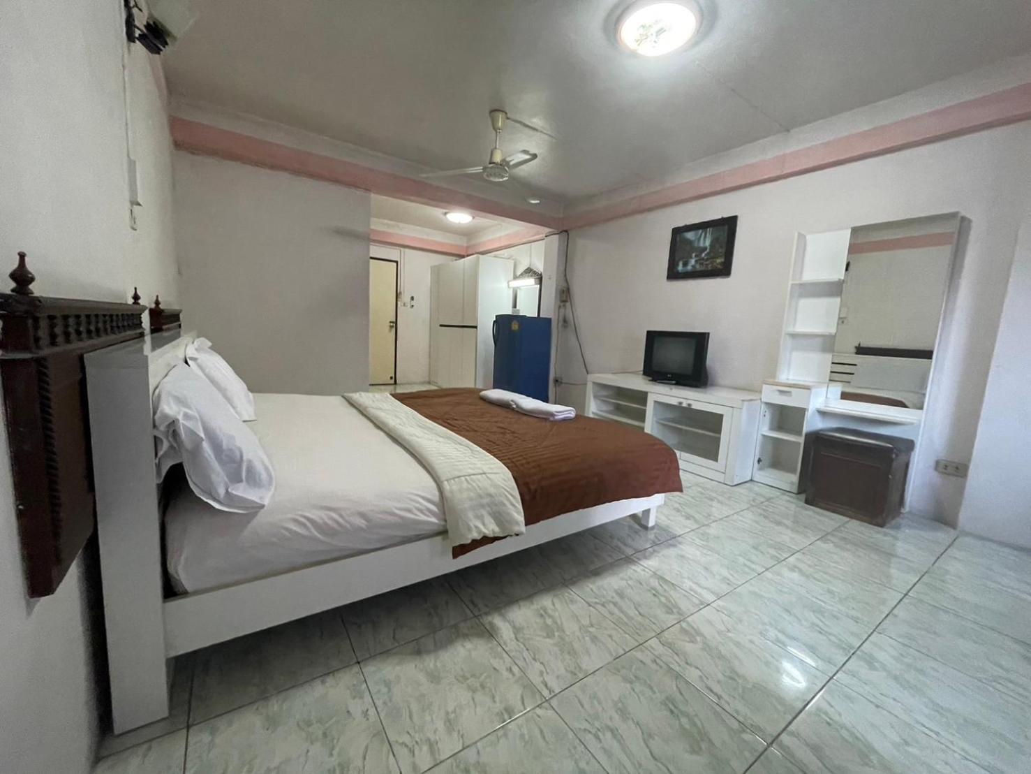 Oyo 75494 President Apartment Pattaya Eksteriør billede