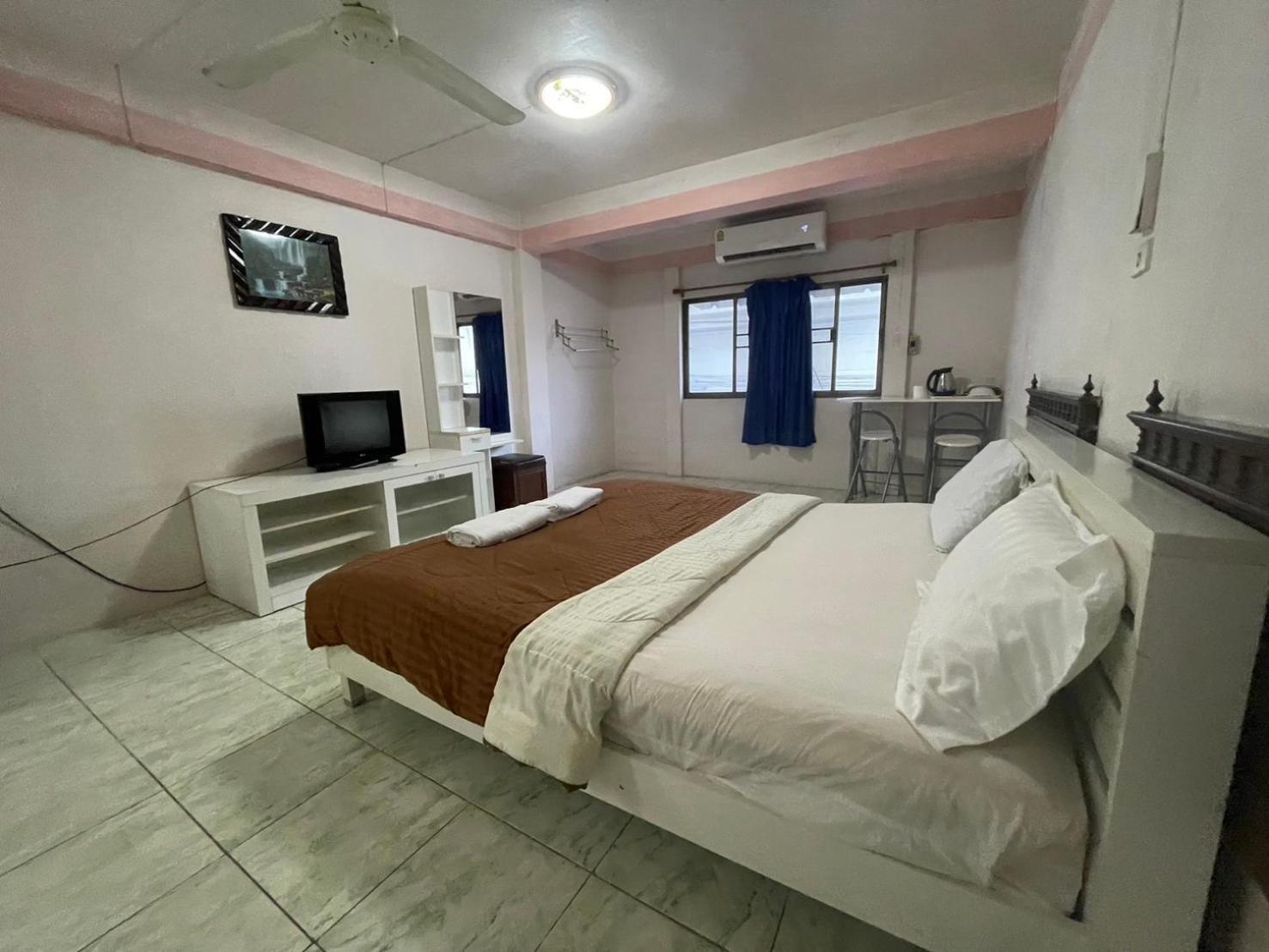Oyo 75494 President Apartment Pattaya Eksteriør billede