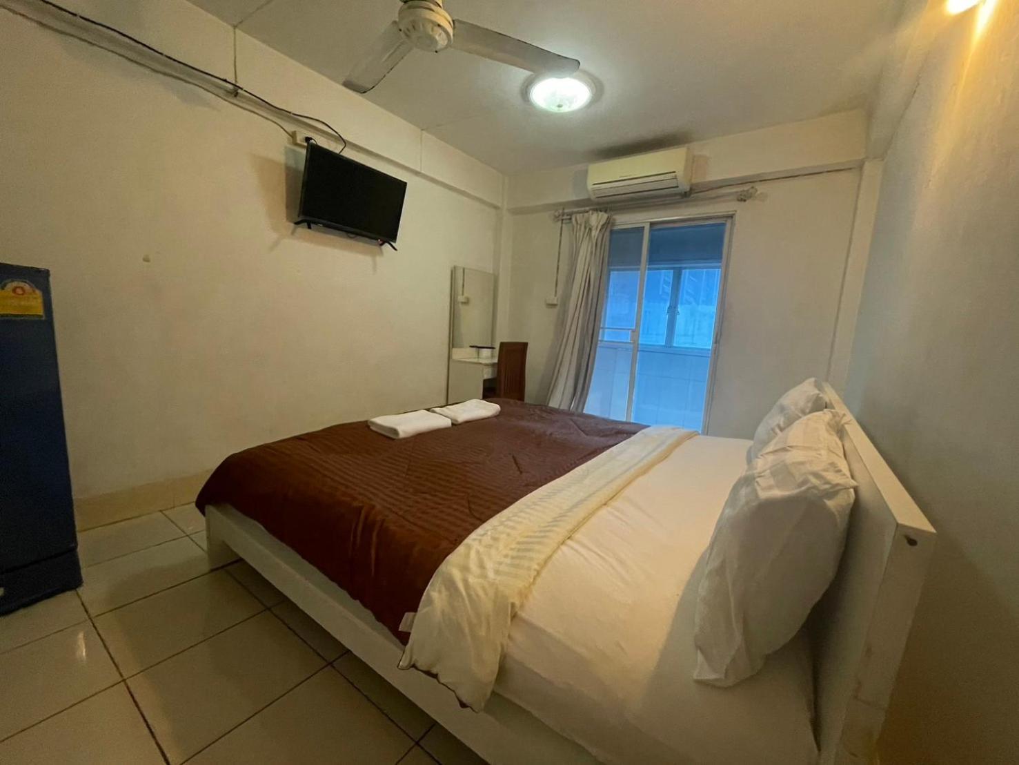 Oyo 75494 President Apartment Pattaya Eksteriør billede
