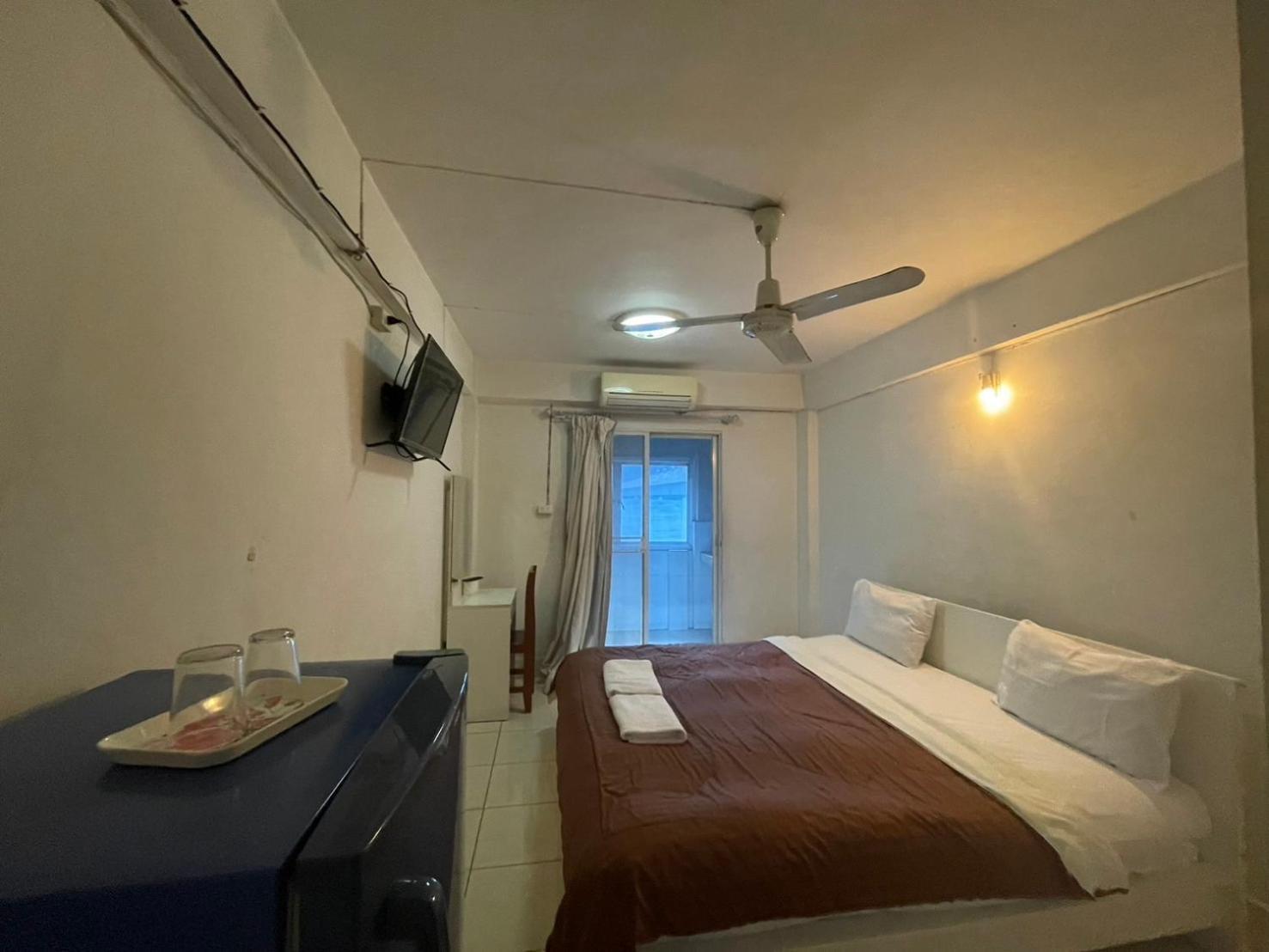 Oyo 75494 President Apartment Pattaya Eksteriør billede