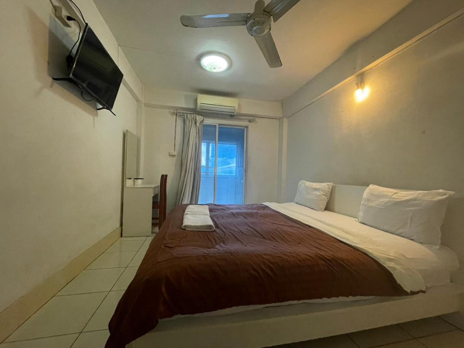 Oyo 75494 President Apartment Pattaya Eksteriør billede
