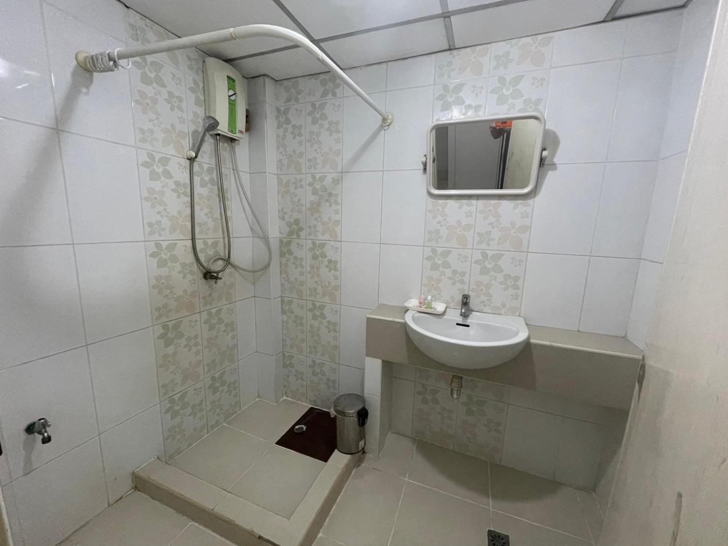 Oyo 75494 President Apartment Pattaya Eksteriør billede