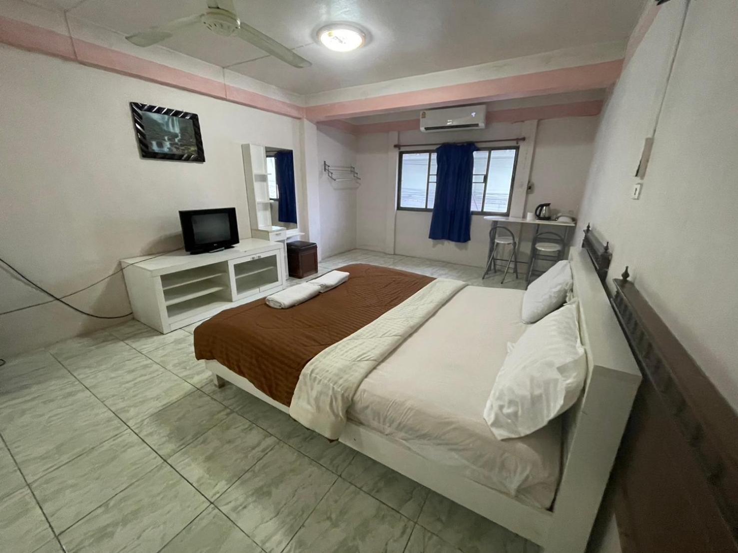Oyo 75494 President Apartment Pattaya Eksteriør billede