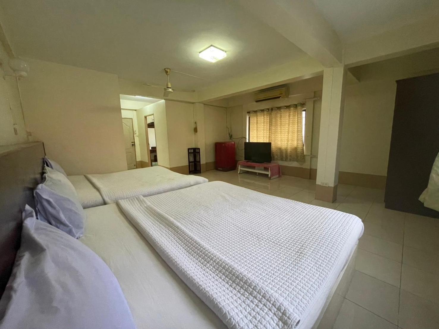 Oyo 75494 President Apartment Pattaya Eksteriør billede