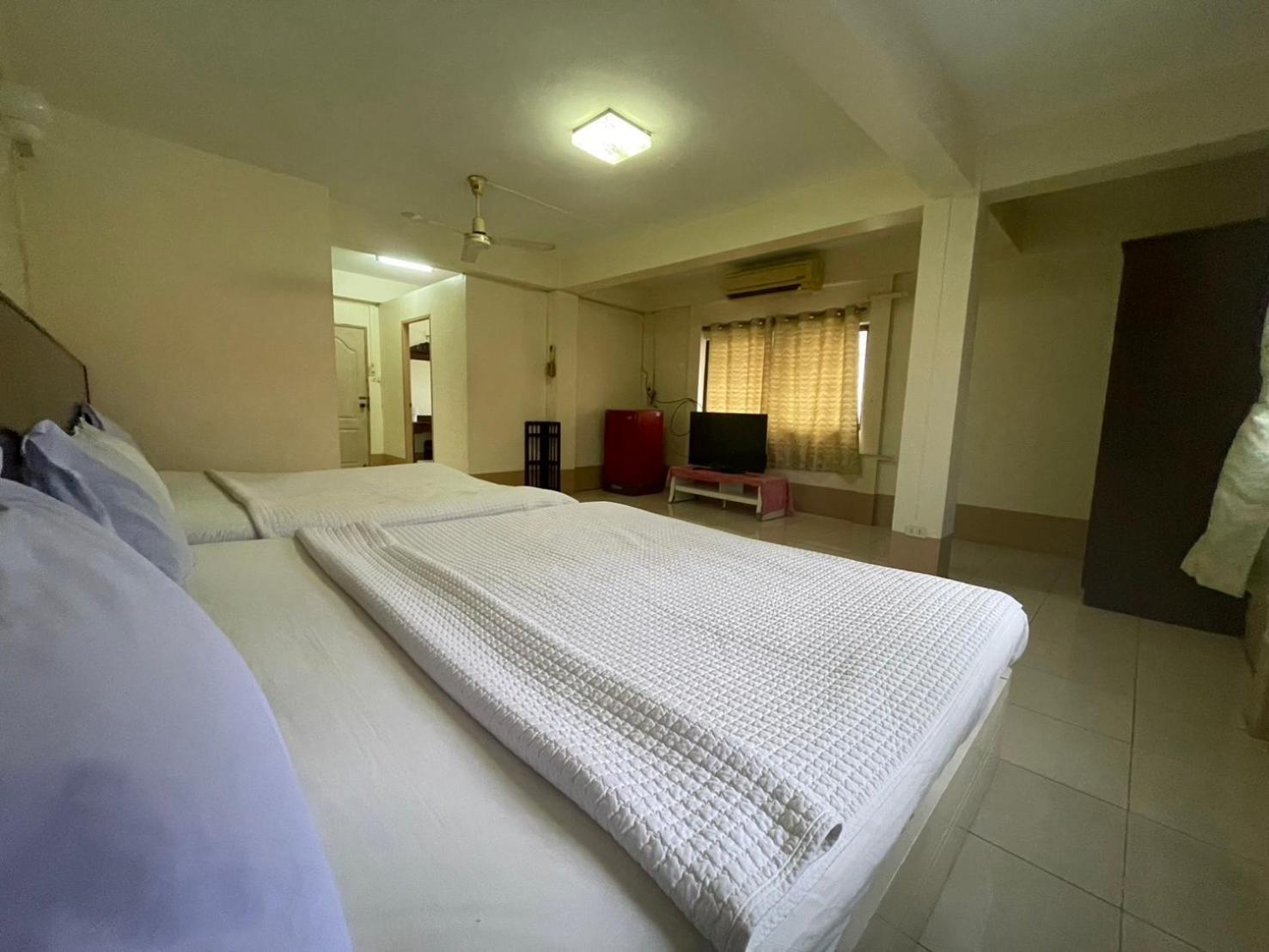 Oyo 75494 President Apartment Pattaya Eksteriør billede