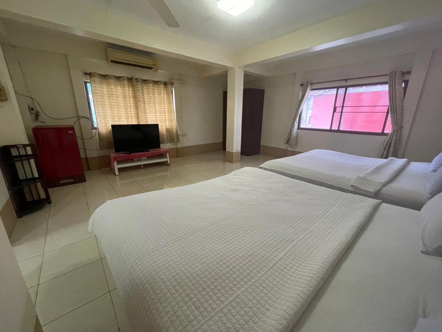 Oyo 75494 President Apartment Pattaya Eksteriør billede