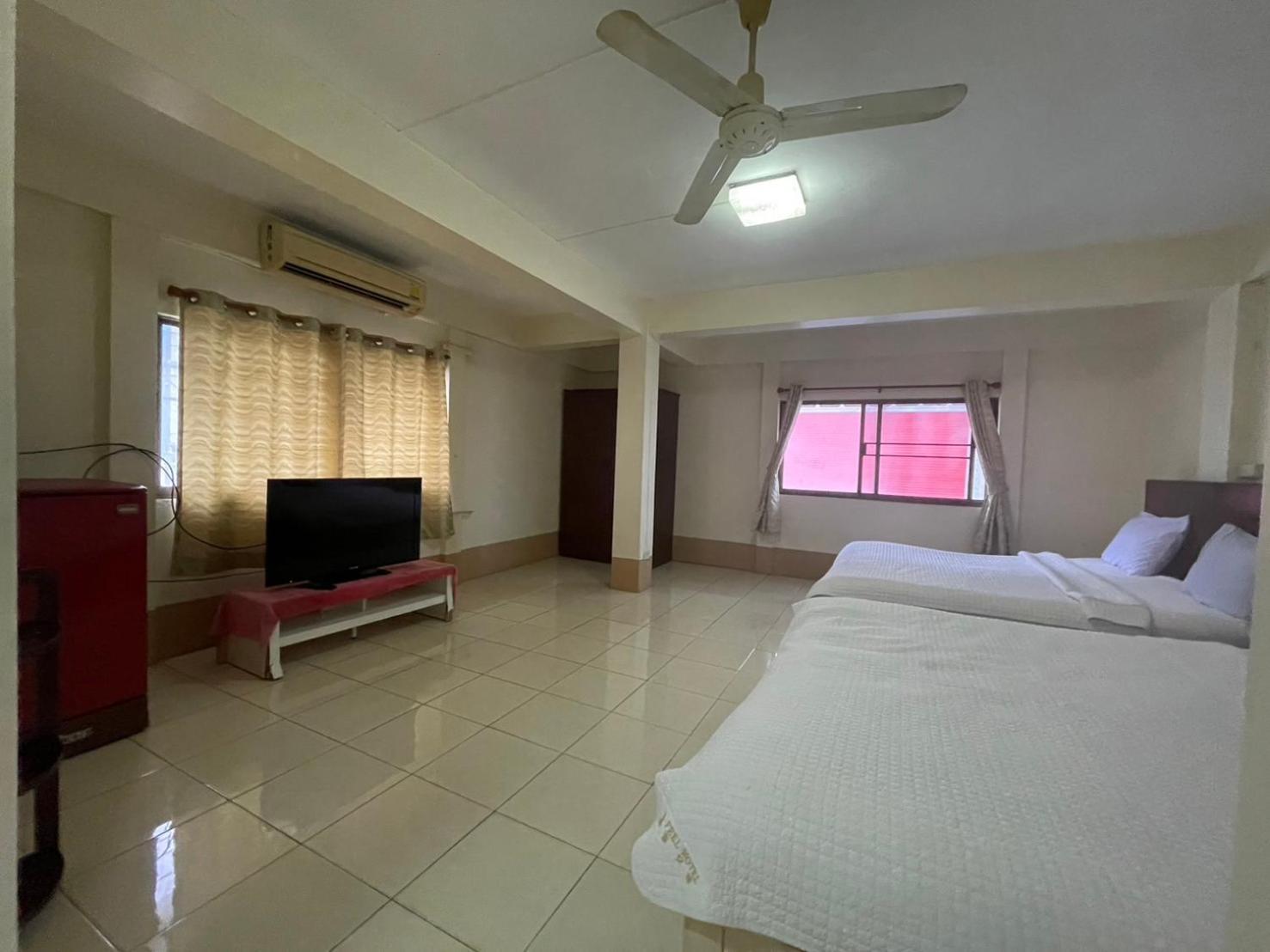 Oyo 75494 President Apartment Pattaya Eksteriør billede