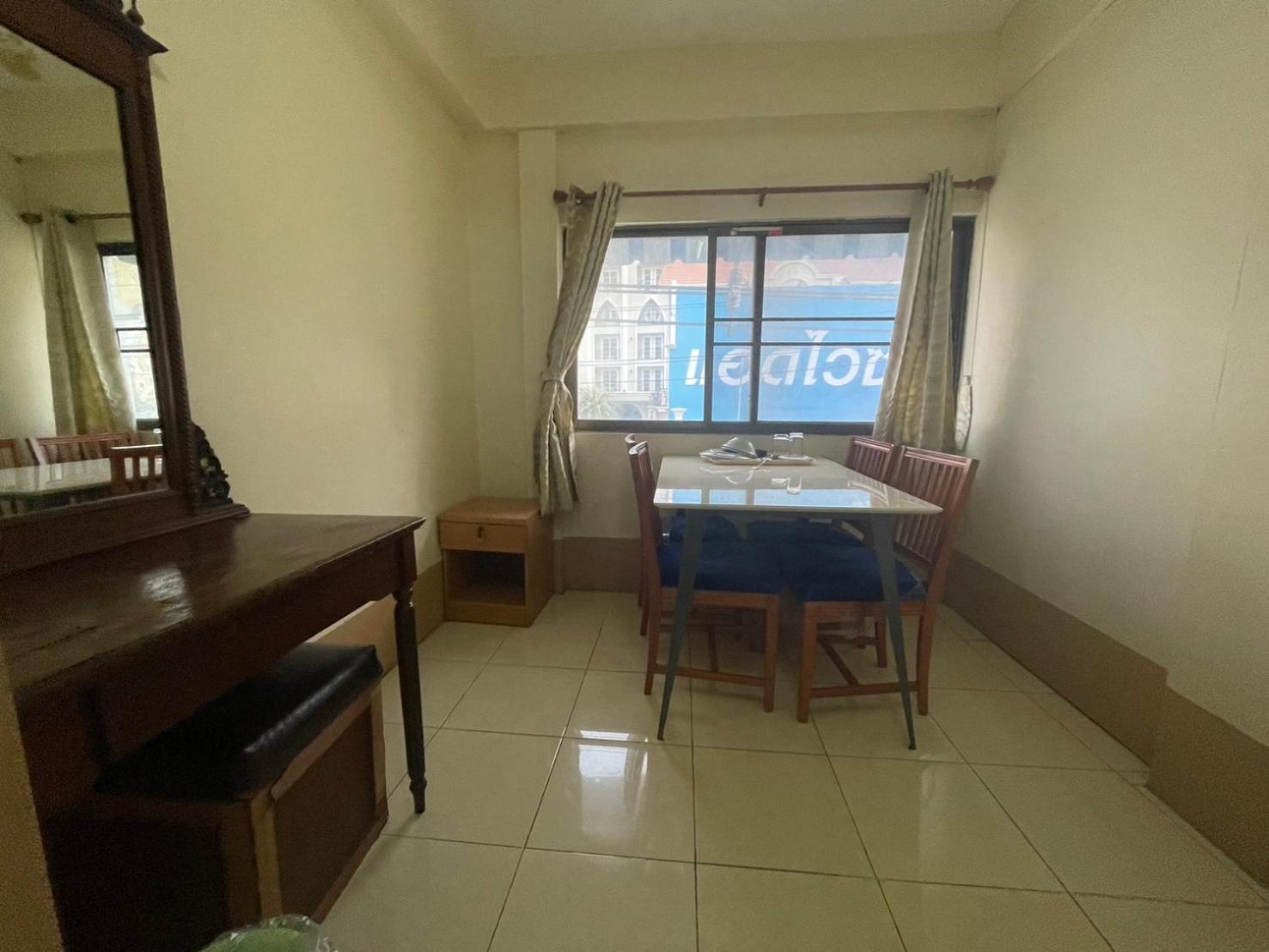 Oyo 75494 President Apartment Pattaya Eksteriør billede