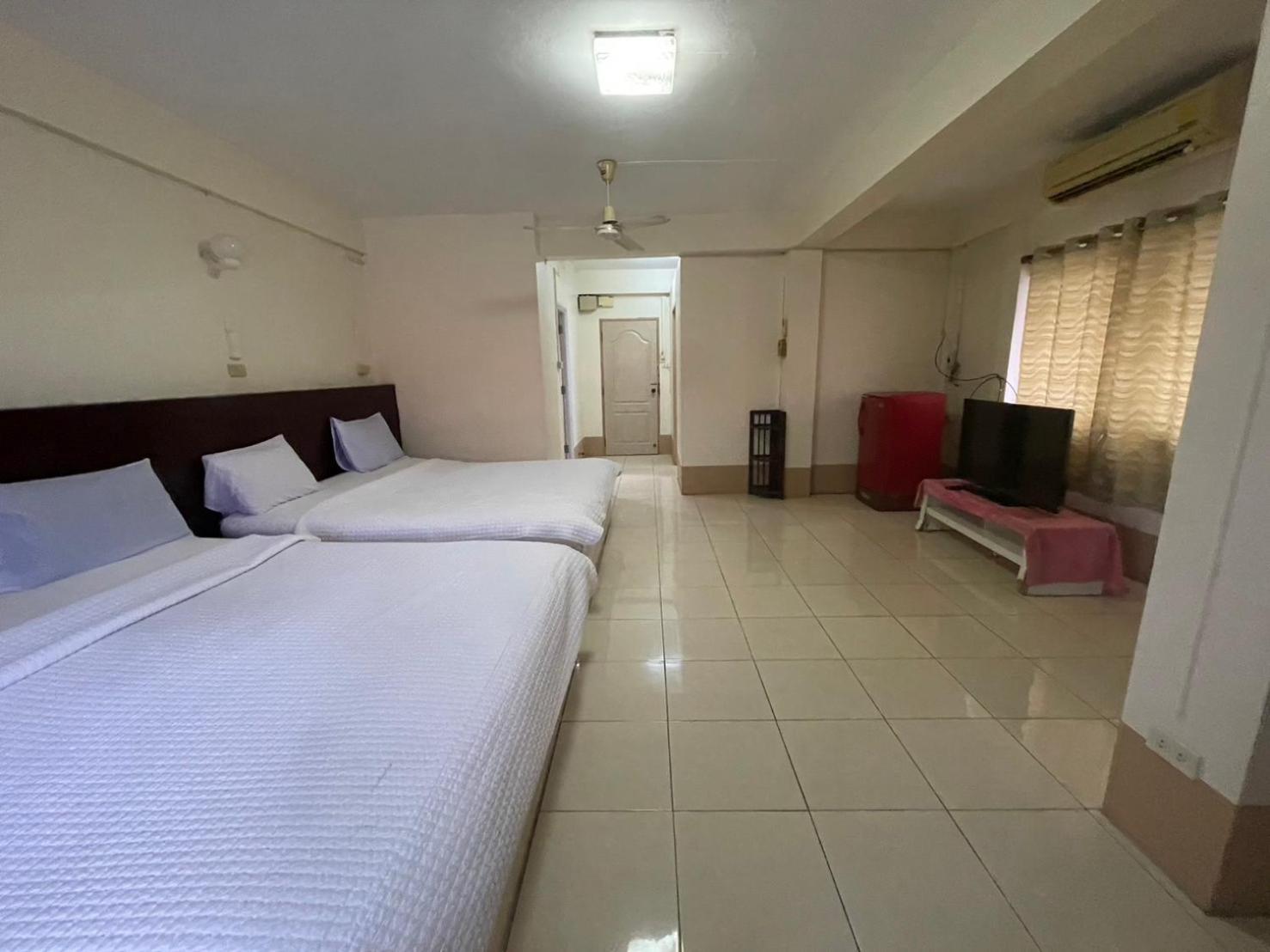 Oyo 75494 President Apartment Pattaya Eksteriør billede