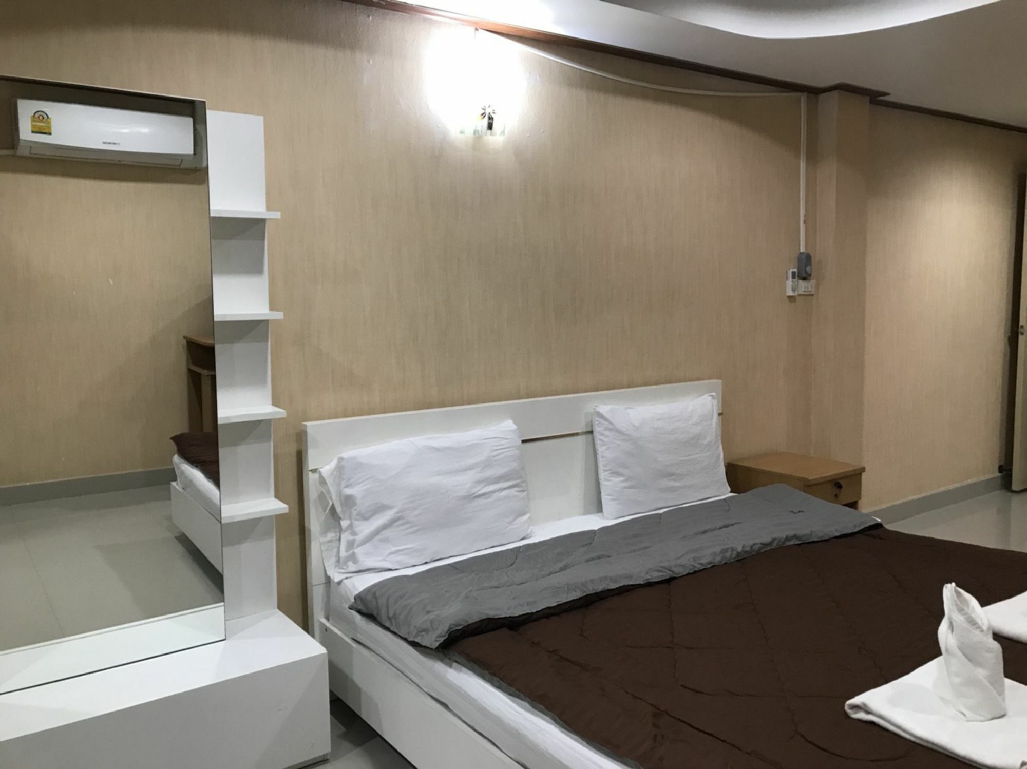 Oyo 75494 President Apartment Pattaya Eksteriør billede