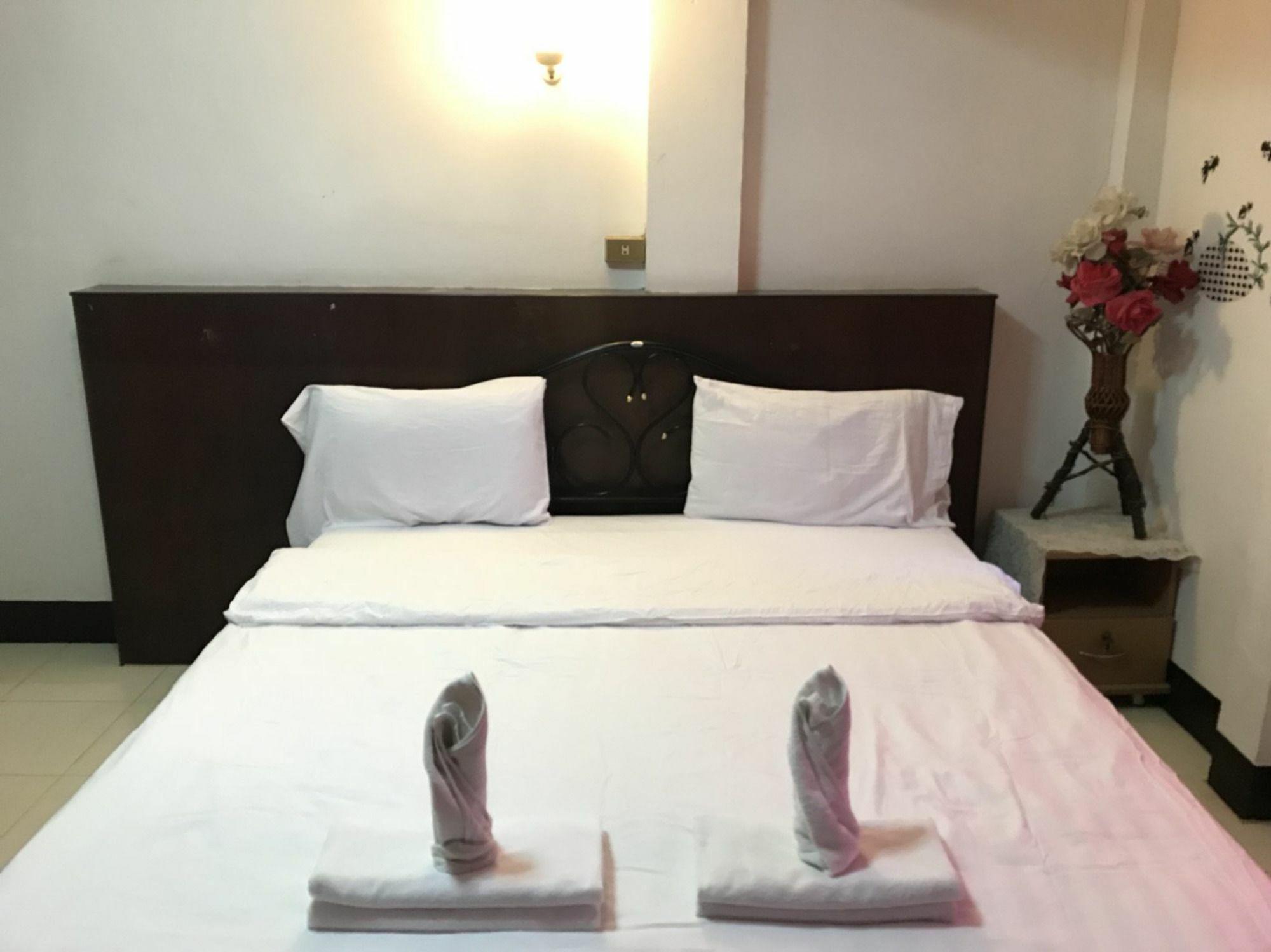 Oyo 75494 President Apartment Pattaya Eksteriør billede