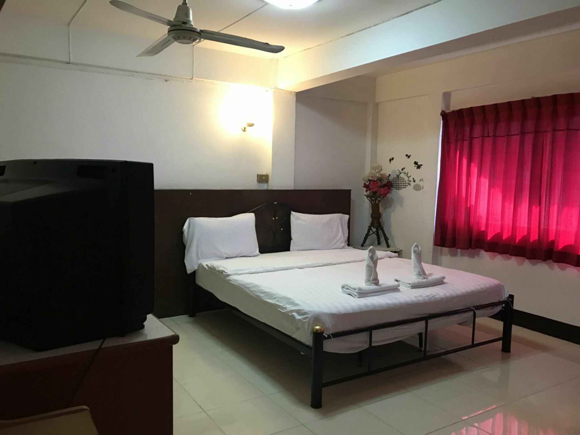 Oyo 75494 President Apartment Pattaya Eksteriør billede