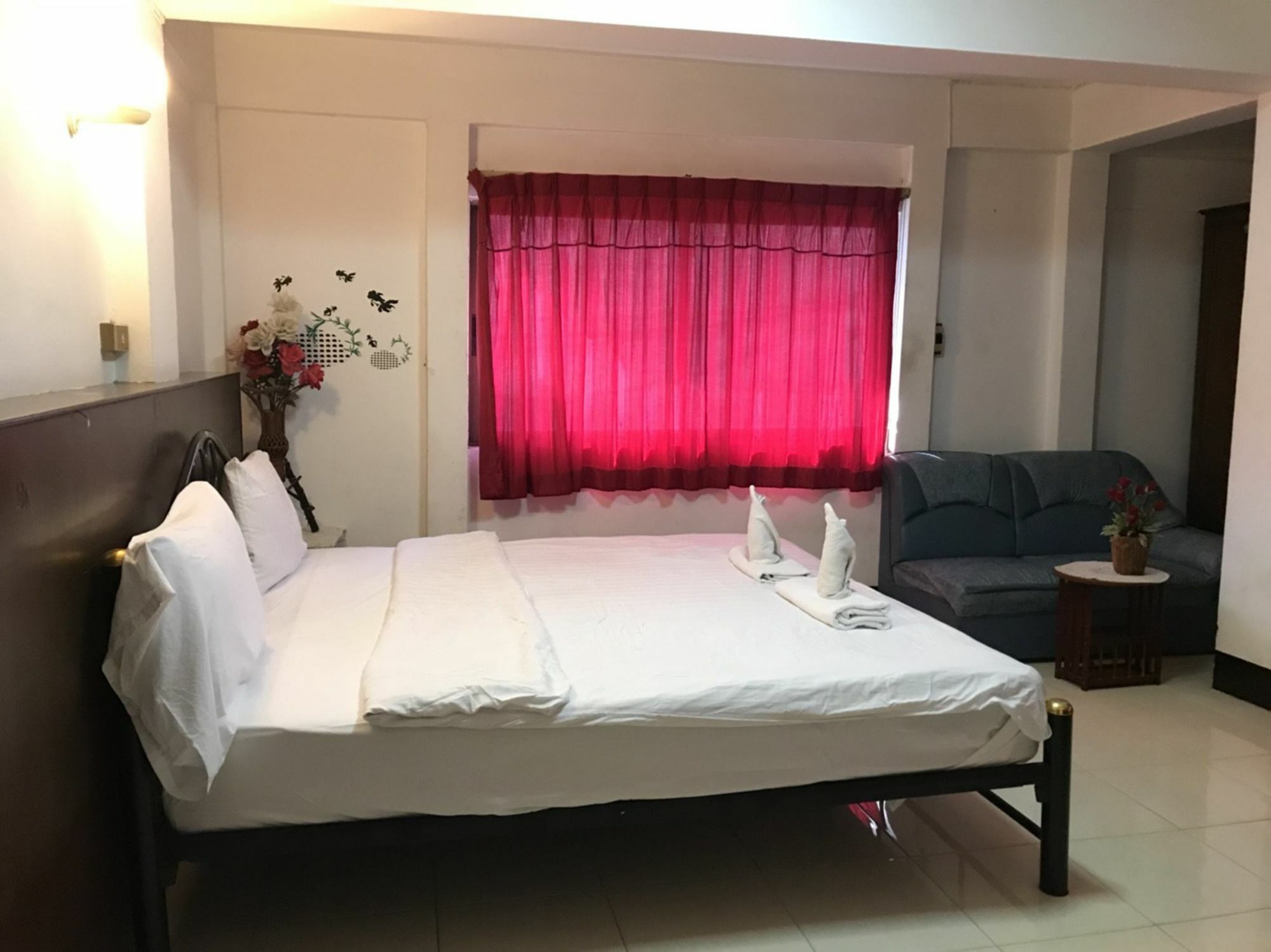 Oyo 75494 President Apartment Pattaya Eksteriør billede